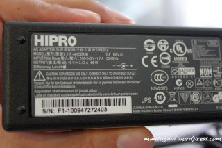 Chargernya kayak charger laptop biasa (ukuran raksasa)