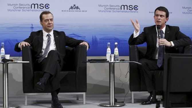 Valls critica els bombardejos russos davant del primer ministre rus, Dmitri Medvédev (Reuters)