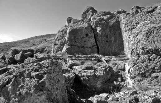 Fig. 262. Arné (113) : adyton rupestre du temple ouest (B).