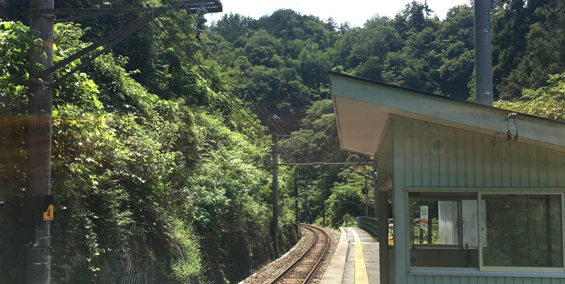 草いきれの線路とラジオ L とむさん的日々