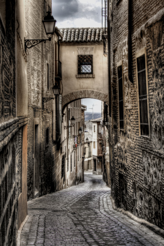 Calle y arco en Toledo. Street and arch