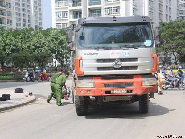 Đưa con đi học, mẹ chạy về bị tai nạn tử vong