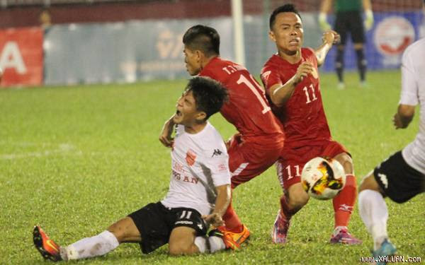  Long An (áo trắng) sau cú ngã đau điếng trên sân Thống Nhất, liệu có gượng dậy nổi? (ảnh: Trọng Vũ)