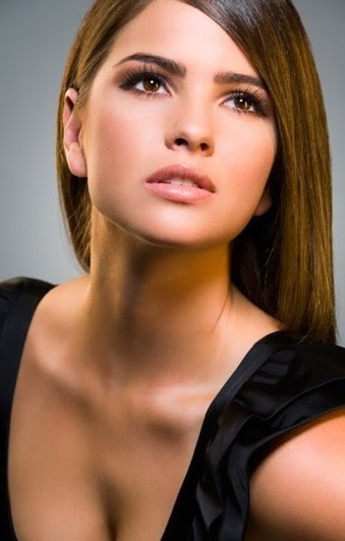 Shelley Hennig - Picture Gallery