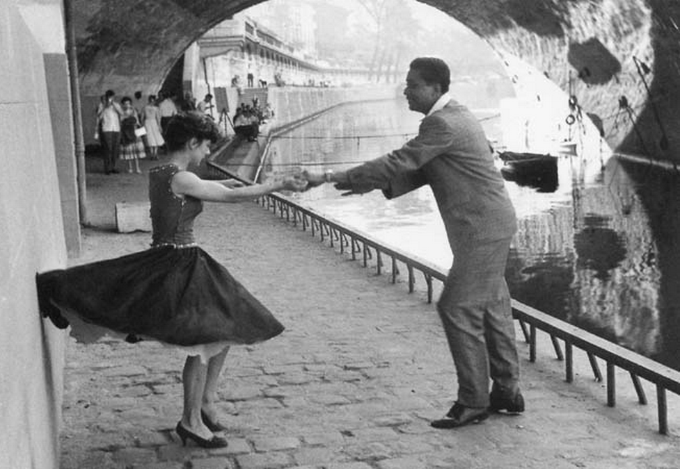 theniftyfifties:

Rock ‘n’ Roll dancers, Paris, 1950. Photo by Paul Almasy.
