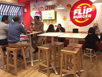 Flip Burger: Gurih Mantap <i>Smacker</i> Berisi Dua <i>Patty</i>, <i>Beef Bacon</i> dan Lelehan Keju