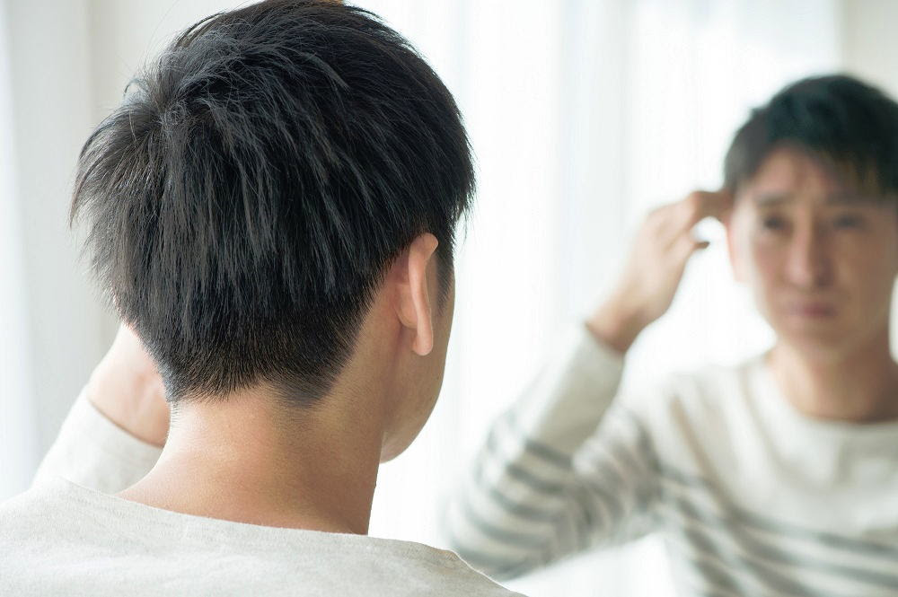猫っ毛 男性 てっぺんに薄く線のように地肌が見える 軟毛メンズ髪型 ２５歳以上の出来る男の大人ヘアスタイル