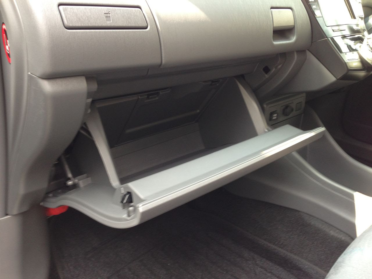 プリウスa日記 第16回 夏に向けてエアコンフィルターを交換するの巻 3225投稿 愛知県名古屋の中古車 オークション代行専門会社の 社長日記