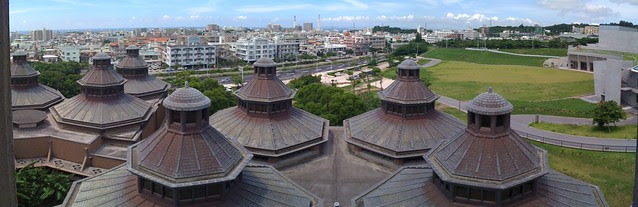 浦添美術館の八角重層屋根群iPhoneパノラマ