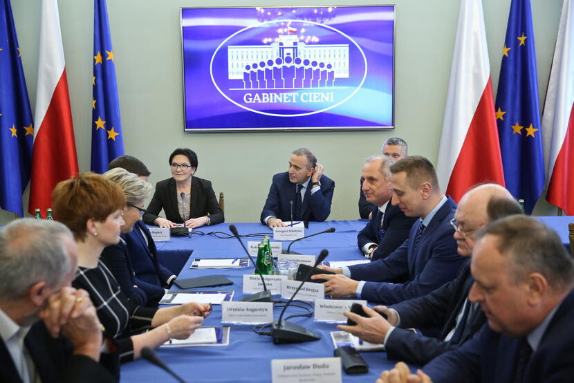Znalezione obrazy dla zapytania zdjęcia z posiedzenia gabinetu cieni