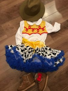 ハロウィンに簡単 手作りジェシー衣装で仮装しよう 縫わないでok なるべく１００均で揃えて節約衣装のポイント イクジニスト
