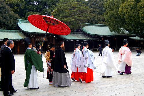 ShintoShrine_BrideandGroomunderRedUmbrella2