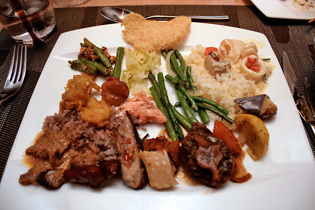 It's impossible to try everything, but I really liked the seafood in cream paired with the beautiful rice (top right corner)