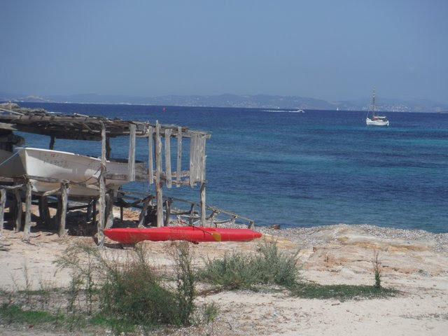 Windekind anchored just outside the main beach area...