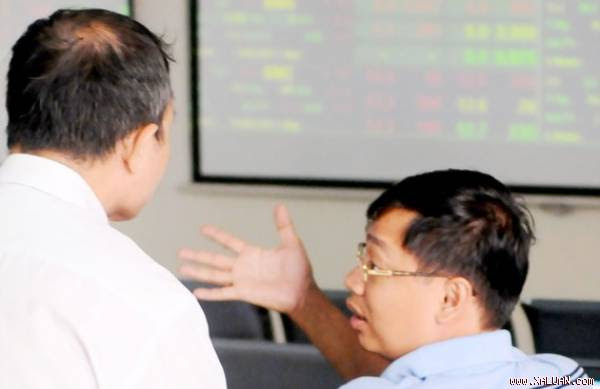 Nhà đầu tư đang bị hấp dẫn bởi cổ phiếu ngân hàng. Ảnh: THÀNH TRÍ
