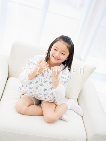 ソファーに座る女の子 Hu023 Jpg 写真素材