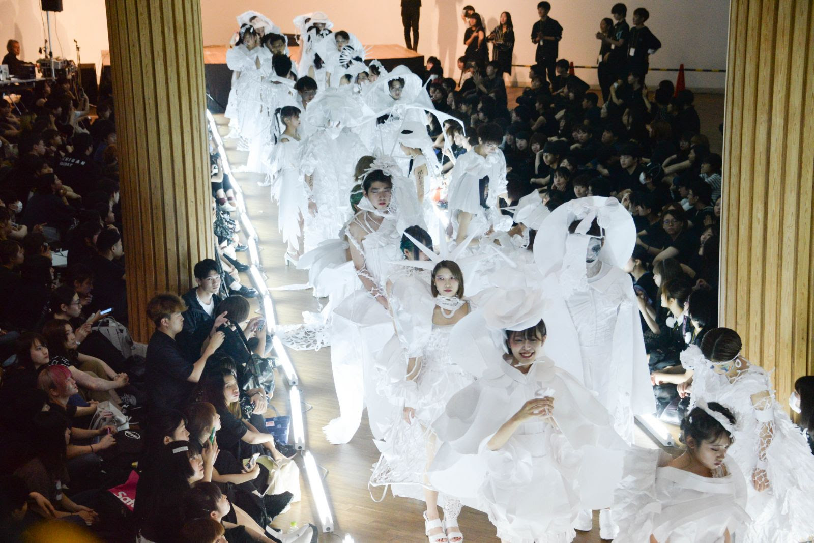 ランウェイで輝く和紙のドレス ペーパーファッションショー19 瓜生通信