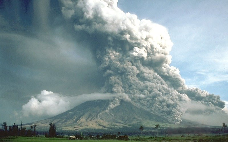 File:Pyroclastic flows at Mayon Volcano.jpg