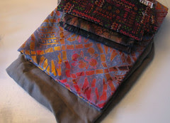 utgangspunktet er det mønstrede batikkstoffet :: startingpoint is the batik fabric