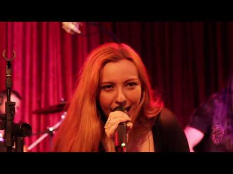 Lyria lança versões ao vivo de Jester e Hard to Believe