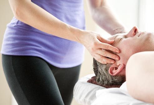 homem recebendo massagem na cabeça