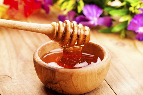 Mật ong chứa nhiều dưỡng chất đem đến khả năng trị mụn bọc hiệu quả