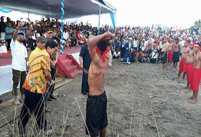 Ambon, Malukupost.com - Memperingati perayaan 7 Syawal 1438 Hijriah, Negeri (Desa) Mamala dan Negeri Morella di Kecamatan Leihitu, Kabupaten Maluku Tengah, kembali menggelar acara adat pukul sapu lidi pada Minggu (2/7). Pelaksanaan tradisi pukul sapu dilaksanakan secara bersamaan di kedua Negeri tersebut, Dimana pada Negeri Mamala dibuka langsung oleh Gubernur Maluku, Said Assagaff dan Negeri Morela dibuka oleh Wakil Gubernur (Wagub) Maluku, Zeth Sahuburua. 