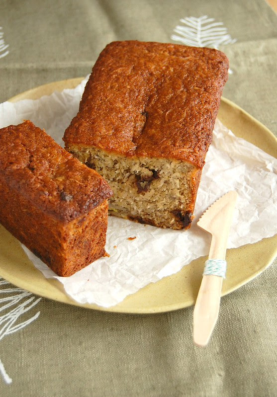 Coconut and cherry banana bread / Bolo de banana, coco e cerejas secas