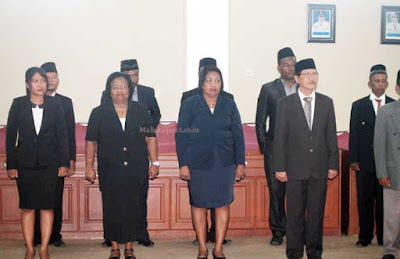 Langgur, Malukupost.com - Sebanyak 11 orang Pejabat Struktural Eselon III dan IV dalam Lingkup Pemerintah Kabupaten (Pemkab) Maluku Tenggara (Malra) dilantik oleh Wakil Bupati setempat di Langgur, Rabu (16/11). Bupati Maluku Tenggara dalam sambutannya yang dibacakan Wakil Bupati Maluku Tenggara, Yunus Serang, mengatakan Promosi, Mutasi dan Rotasi adalah hal yang dipandang biasa dalam sebuah organisasi baik pemerintah maupun swasta. hal ini dimaksudkan untuk meningkatkan produktifitas maupun kinerja organisasi.