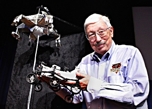 Pete Theisinger, Mars Science Laboratory Project Manager dari Jet propulsion Lab (JPL) NASA, memegang model penjelah Curiosity seusai konferensi pers yang digelar di markas JPL Pasadena California AS 2 Agustus 2012. 
