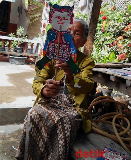 Pengrajin Mainan Kertas Yang Tersisa