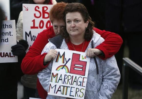 Cindy Bednarz (L) and her wife Lisa Bednarz attend a same-sex marriage rally at Utah's State Capitol building in Salt Lake City, Utah January 28, 2014. REUTERS/Jim Urquhart/Files