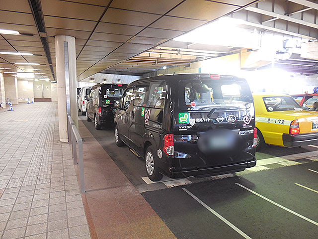 ユニバーサルデザインタクシー専用待機レーン 横浜駅東口 Npo法人ゆうらん