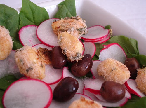 Spinach and radish salad with mozzarella rolled in breadcrumbs