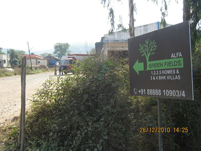 Way to Alfa Green Fields - 1 BHK, 2 BHK, 2.5 BHK, 3 BHK Flats & 3 BHK, 4 BHK Villas, behind First Flight Couriers Depot, on Old Mumbai Pune Highway (NH4), Wadgaon Maval, Pune 412 106
