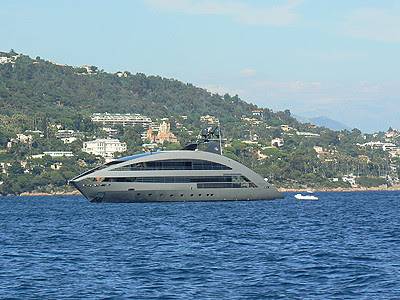 bateau futuriste.jpg