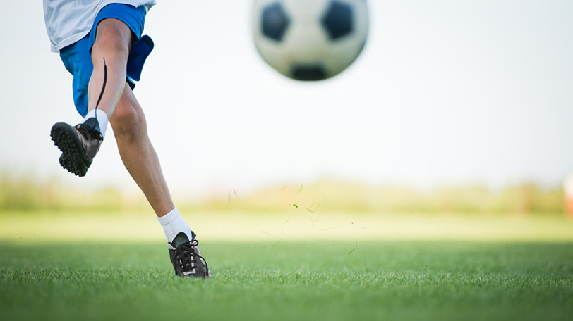 強いボールを蹴りたい サッカーでロングキックが上達するコツとは Spaia スパイア