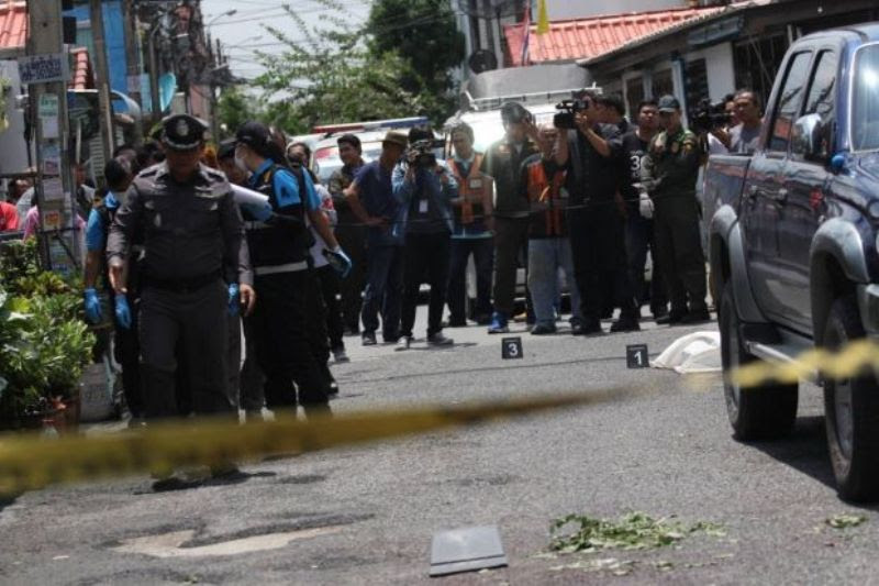 Polisi memeriksa tempat kejadian perkara di mana Somchai tewas ditikam akibat wangi mie instan (Foto: The Star)
