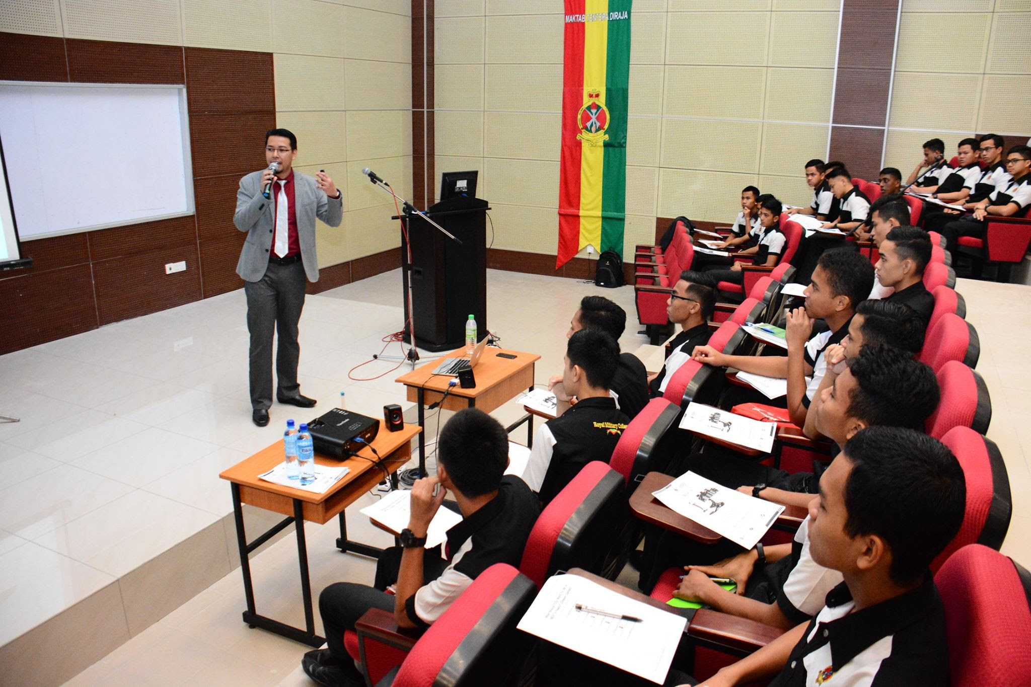 Seminar "NEXT 5 & Scholarship Interview"  The Career Expert