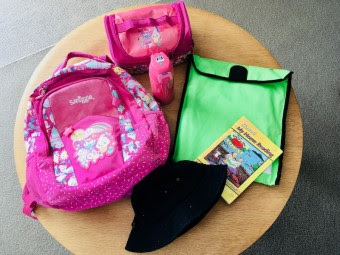 小学生女子 気になるバッグの中身 ママと一緒にキラペラ親子留学