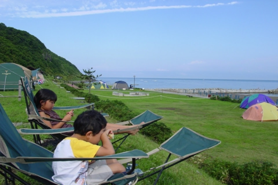 日本海に沈む夕日が幻想的 中泊町 折腰内オートキャンプ場 海と日本project In 青森県