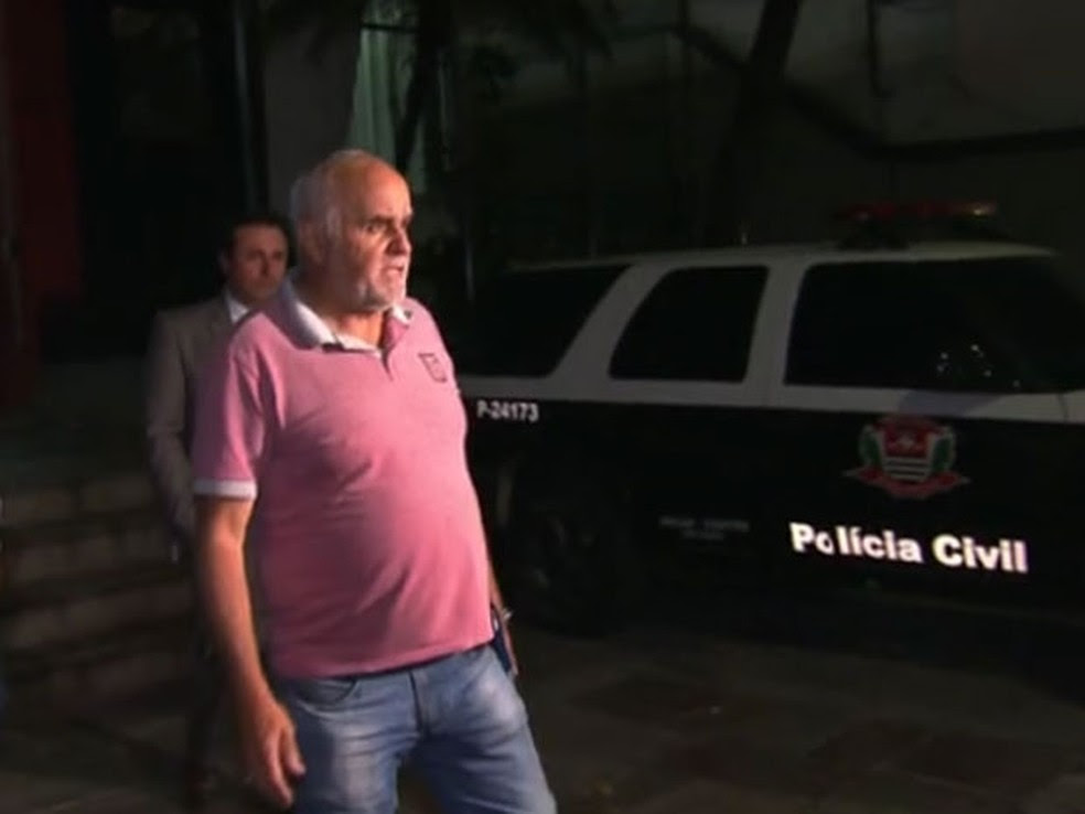 Bauer deixa delegacia após ter sido solto (Foto: Reprodução/TV Globo)