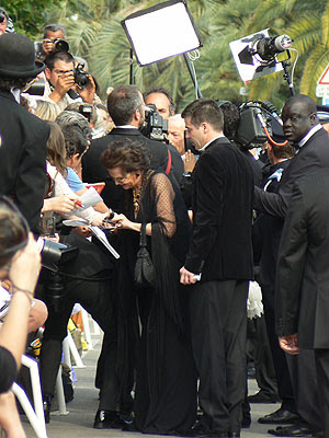 claudia Cadinale signe des autographes.jpg