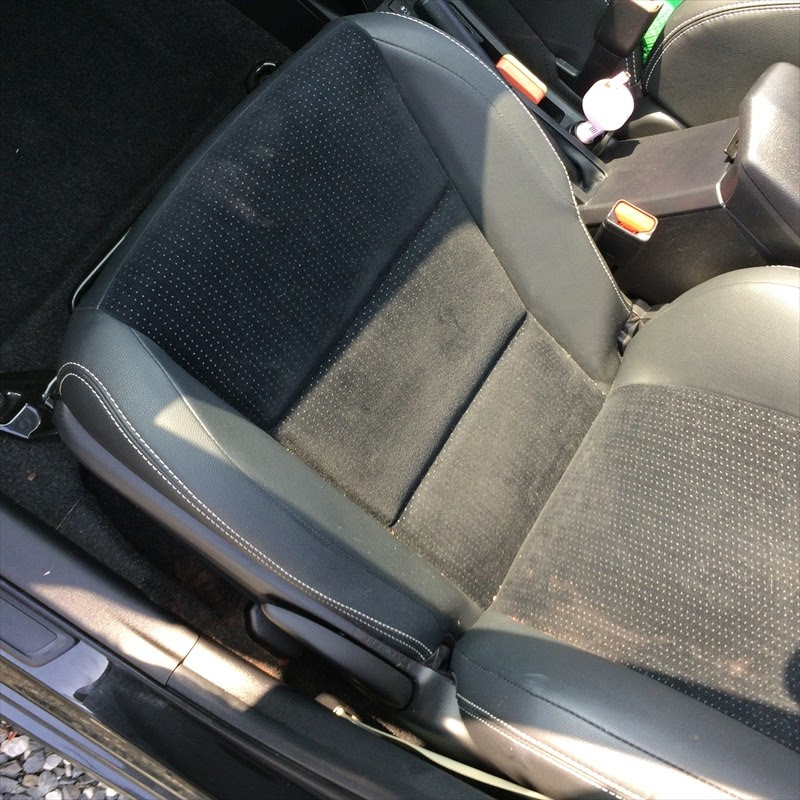 車内の嘔吐は非常に臭いのでプロの清掃と消臭 トヨタカローラ 千葉県長生郡 千葉県の車内クリーニングなら当店へ トータルリペアイーサン