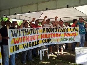 Com faixas em mãos, PMs do RN dizem que se não houver promoção dos praças não haverá policiamento na Copa (Foto: Sérgio Costa)
