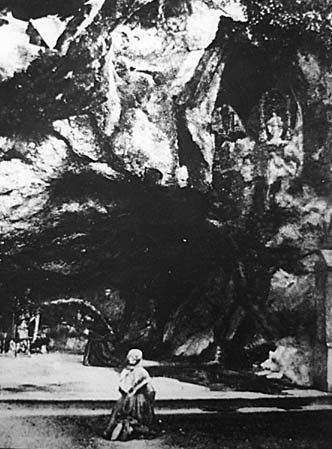 Bernadette davanti alla grotta (ma è passato qualche anno).