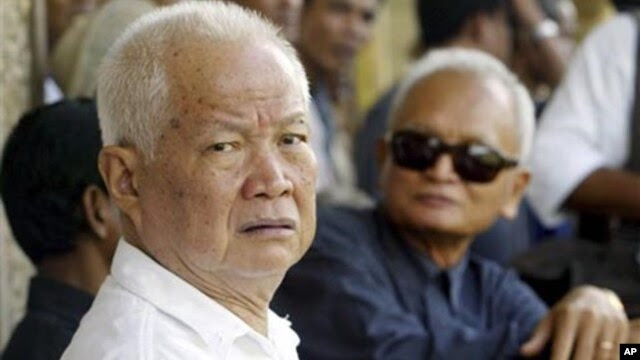 Former Khmer Rouge leaders Khieu Samphan, left, and Nuon Chea, right, look on during the funeral for Khieu Ponnary, the first wife of Khmer Rouge leader Pol Pot, file photo. 