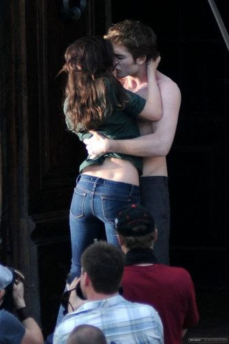 robert pattinson new moon shirtless. Robert Pattinson Kisses
