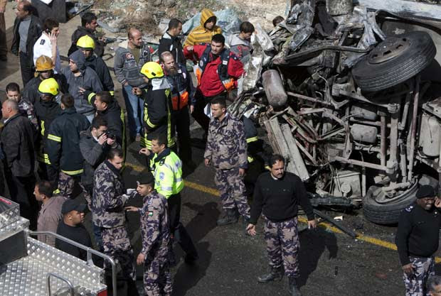 Destroços de ônibus escolar de caminhão que se chocaram nesta quinta-feira (16) em estrada na Cisjordânia, entre Jerusalém e Ramallah (Foto: AFP)