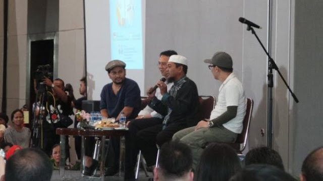 Ustaz Ini Cerita Blak-blakan Soal Pengalamannya Diberangkatkan Haji oleh Ahok http://ift.tt/20kt43r - Berita Ahok Terkini Terbaru Hari Ini - Calon gubernur DKI Jakarta, Basuki Tjahaja Purnama atau Ahok, begitu terkejut melihat kedatangan seorang ustaz asal Belitung Timur yang bernama Agung dalam acara bedah buku "A Man Called Ahok", di Hotel Santika Gajah Mada, Jakarta Barat, Kamis (19/1/2017).